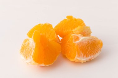 beyaz zemin üzerine portakal parçaları