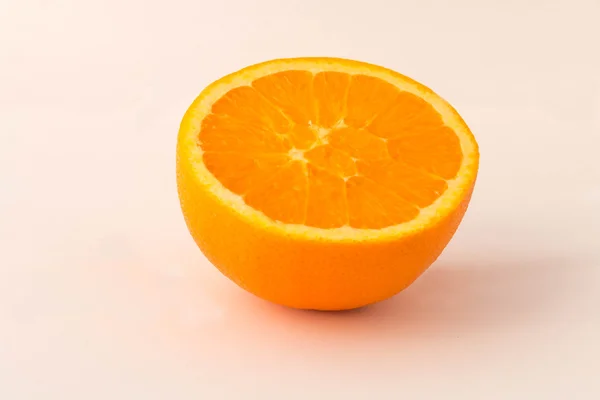 Кусок оранжевого на белом фоне — стоковое фото