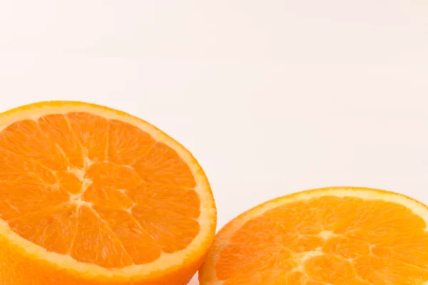 Bitar av orange på vit bakgrund — Stockfoto