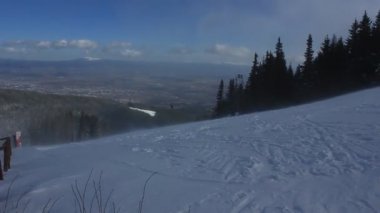 Rüzgarlı kış günü Kayak parça Vitosha Dağı, Sofia, Bulgaristan