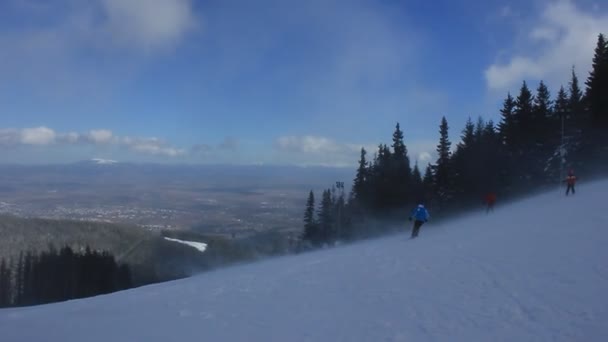 Instruktor narciarski nauczanie dzieci na dzień wietrzny zima na torze ski "Vitosha tulipan" góry Witosza, Sofia, Bułgaria — Wideo stockowe