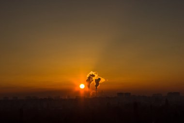 bacalar ve günbatımı fabrikada üzerinde koyu duman