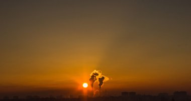 bacalar ve günbatımı fabrikada üzerinde koyu duman