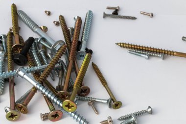 çeşitli vida ve cıvata beyaz bir arka plan üzerinde