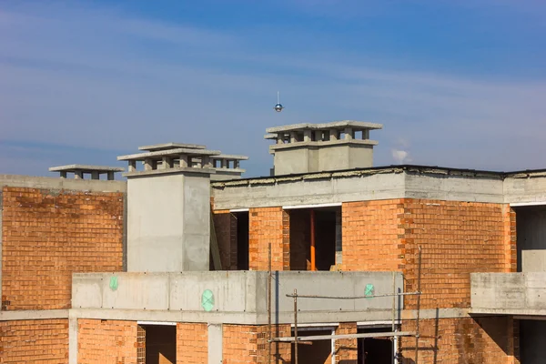 OVNI sobre o edifício durante o dia — Fotografia de Stock