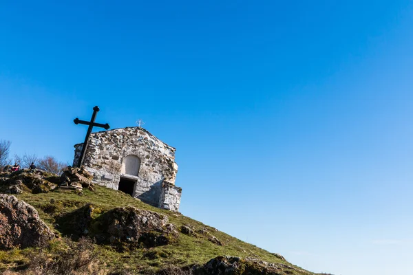 Medeltida kapell på Pchelina dammen, Bulgarien — Stockfoto