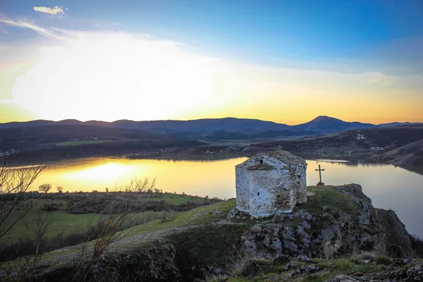 Middeleeuwse kapel op de Pchelina-dam, Bulgarije — Stockfoto