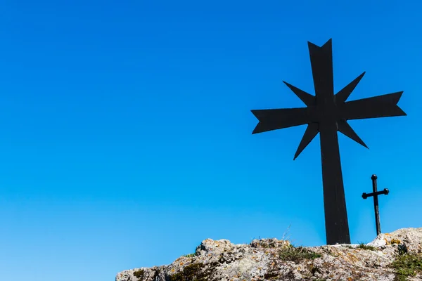 Christliches Kreuz auf blauem Himmel — Stockfoto