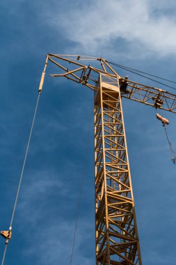 Mavi gökyüzüne karşı kule vinci