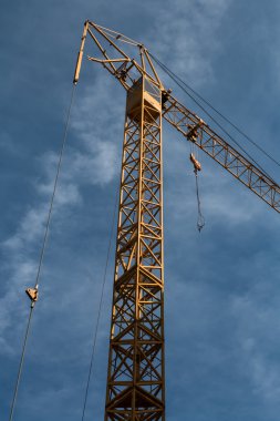 Mavi gökyüzüne karşı kule vinci