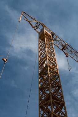 Mavi gökyüzüne karşı kule vinci