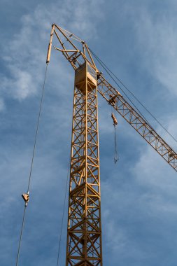 Mavi gökyüzüne karşı kule vinci