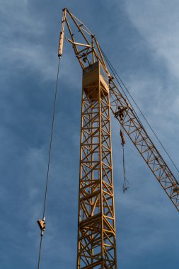 Mavi gökyüzüne karşı kule vinci