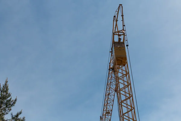 Tower crane against the blue sky — Stock Photo, Image