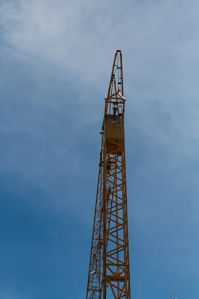 Tower crane against the blue sky — Stock Photo, Image