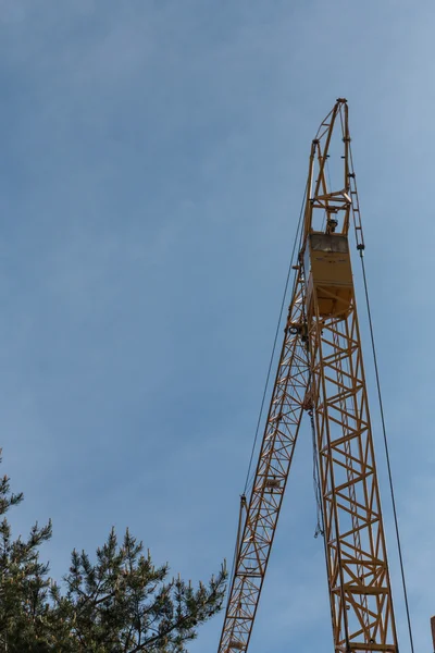 Tower crane against the blue sky — Stock Photo, Image