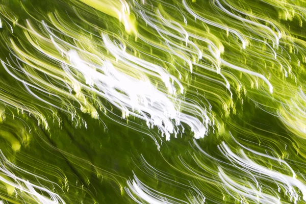 Patrones de luz abstracta sobre fondo borroso bosque verde —  Fotos de Stock