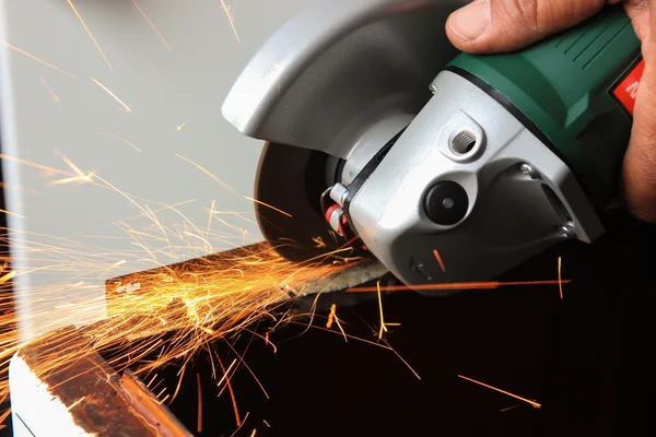 Angle grinder faíscas close-up — Fotografia de Stock