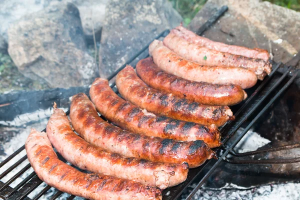 Grilované klobásy na grilu — Stock fotografie