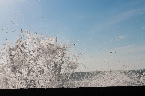 Grandes olas rompen en la playa Bolata, Bulgaria —  Fotos de Stock