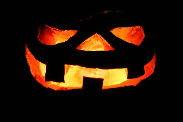 Calabaza de Halloween asustadiza iluminada en la oscuridad — Foto de Stock