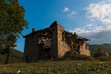 Köyde Ardino, Bulgaristan yakınındaki Dyadovtsi terk edilmiş evleri