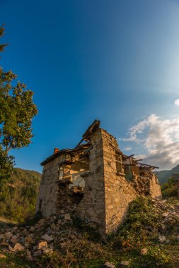 Köyde Ardino, Bulgaristan yakınındaki Dyadovtsi terk edilmiş evleri