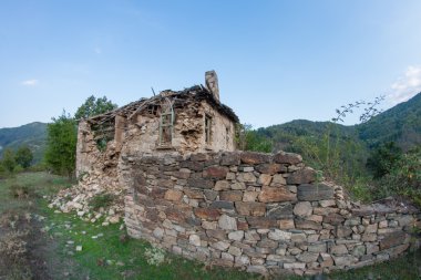 Köyde Ardino, Bulgaristan yakınındaki Dyadovtsi terk edilmiş evleri