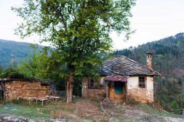 Köyde Ardino, Bulgaristan yakınındaki Dyadovtsi terk edilmiş evleri