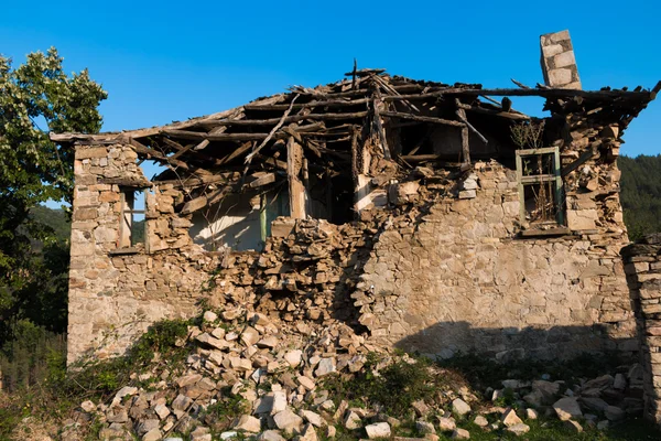 Casas abandonadas en la aldea Dyadovtsi cerca de Ardino, Bulgaria —  Fotos de Stock