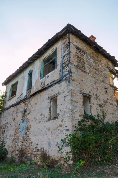 Maisons abandonnées dans le village Dyadovtsi près d'Ardino, Bulgarie — Photo