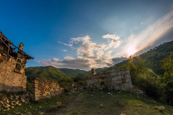 Abandoned houses in village Dyadovtsi near Ardino, Bulgaria — Stock Photo, Image