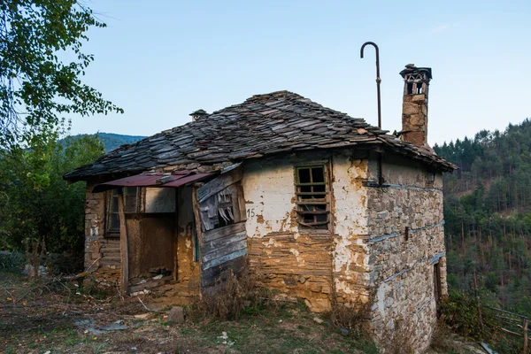 Casas abandonadas en la aldea Dyadovtsi cerca de Ardino, Bulgaria —  Fotos de Stock