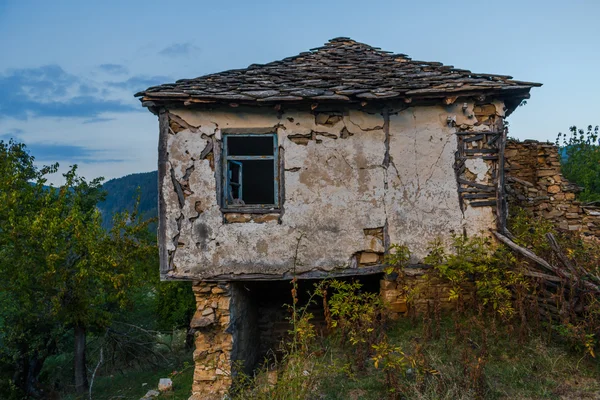 Verlaten huizen in het dorp Dyadovtsi in de buurt van Ardino, Bulgarije — Stockfoto