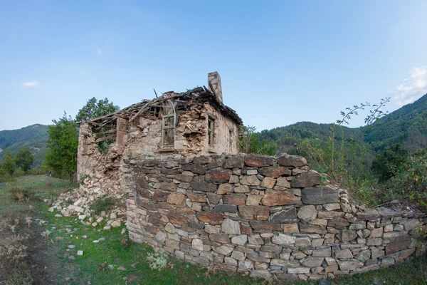 Εγκαταλελειμμένα σπίτια, στο χωριό Dyadovtsi, κοντά Ardino, Βουλγαρία — Φωτογραφία Αρχείου