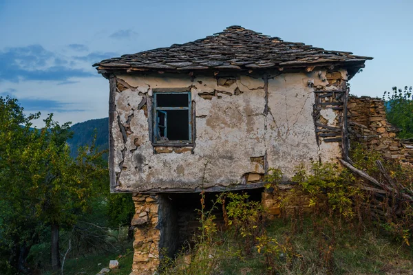 Verlaten huizen in het dorp Dyadovtsi in de buurt van Ardino, Bulgarije Stockfoto