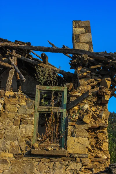 Maisons abandonnées dans le village Dyadovtsi près d'Ardino, Bulgarie — Photo