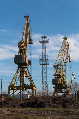 Lom, Bulgaristan Danube kenti limanında Vinçler