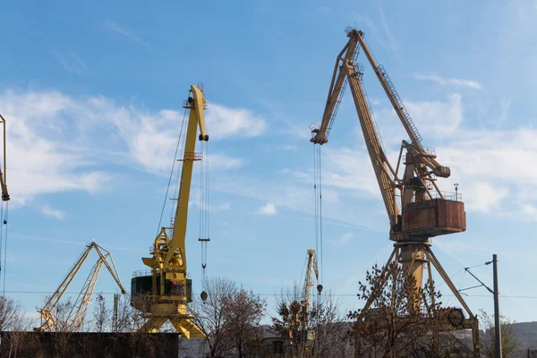 Cranes at the port on the Danube town of Lom, Bulgaria — Stock Photo, Image
