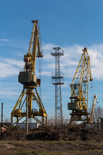 Cranes at the port on the Danube town of Lom, Bulgaria — Stock Photo, Image