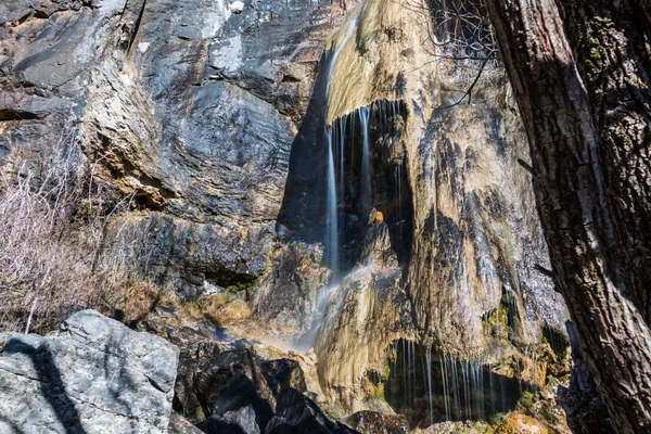 Wasserfall "dobravishka skaklya" - Dorf dobravitsa, Bulgarien — Stockfoto