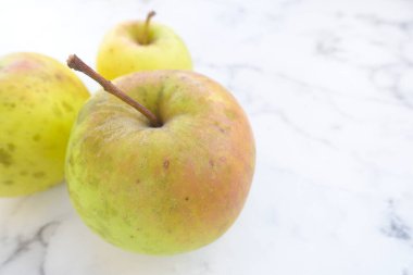 Sarı Elma, masaya yakın plan. Benekli elma, bahçenizden ev yapımı elma..