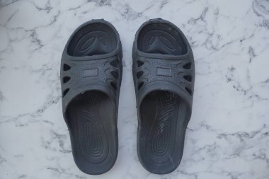 Erkek lastik terlikleri, üst manzara, siyah.