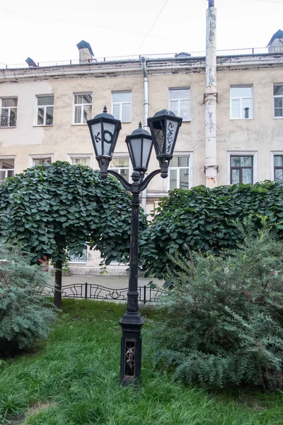 Une Lanterne Graffiti Dresse Sur Fond Vieilles Maisons Saint Pétersbourg — Photo