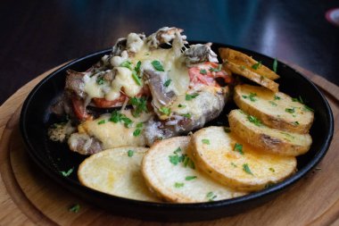 Kızarmış patates ve et.