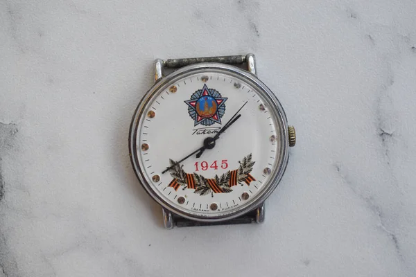 Alte sowjetische Uhr zum Thema Krieg 1945, hergestellt zu Ehren des Sieges im Zweiten Weltkrieg — Stockfoto