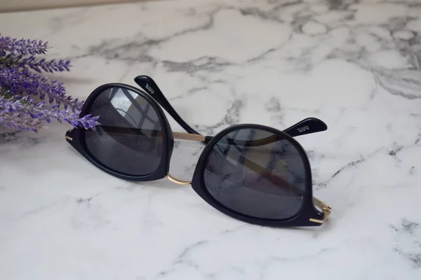 Sunglasses Table Lavender Flowers — Stock Photo, Image