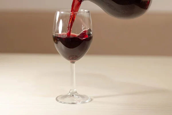 Copo Vinho Tinto Está Sobre Mesa Vinho Flui Para Copo — Fotografia de Stock