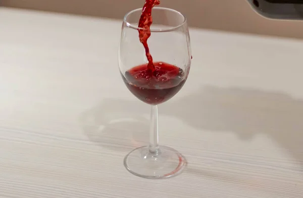 Mince Jet Vin Rouge Déverse Dans Verre — Photo