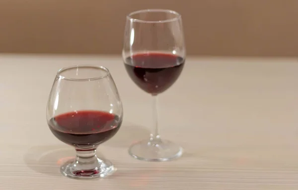 2 Gläser Rotwein stehen auf dem Tisch — Stockfoto